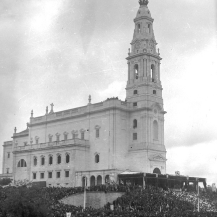 D2598 - Multidão e Basílica