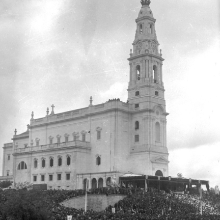 D2598 - Multidão e Basílica