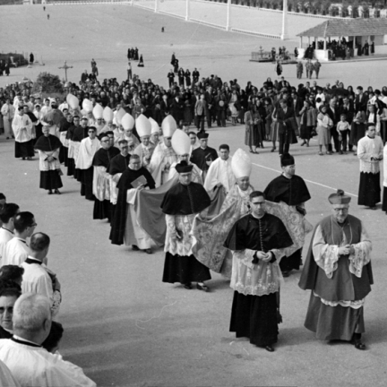 D197 - Cortejo litúrgico dirige-se para a Basílica