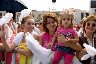 Upon its return to Fatima, Statue of Our Lady welcomed by hundreds of people