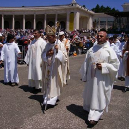 Scalabrinianos consagram-se a Maria - Presidente da Prefeitura para os Assuntos Económicos da Santa Sé peregrino de Fátima