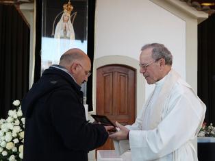 Emoção e fé no Santuário de Fátima Pescadores de Caxinas ofereceram terço a Nossa Senhora