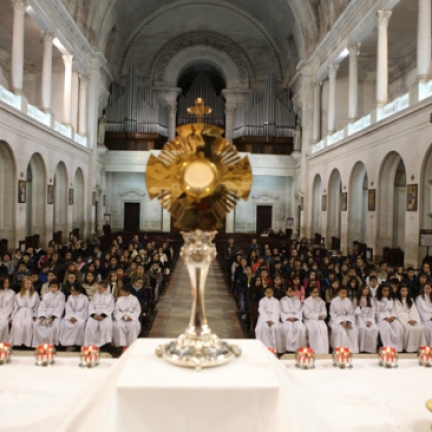 Crianças de Fátima adoram a “Jesus Escondido”
