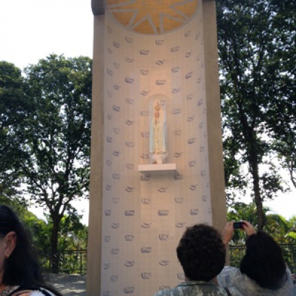 Santuários de Aparecida e de Fátima: Jubileus de Bênçãos Imagem de Nossa Senhora de Fátima entronizada no Santuário de Aparecida
