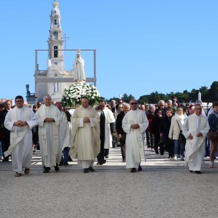 «Receber Maria em nossa casa, como o discípulo, significa aceitar seguir este caminho que ela nos indica.»