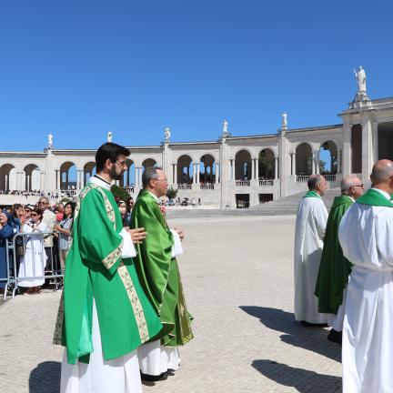 Reitor convida peregrinos a aprenderem com os “Santos Francisco e Jacinta Marto que Deus age em nosso favor”