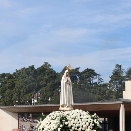 “Deus vem ao nosso encontro e o que nos tem a oferecer é uma felicidade real”