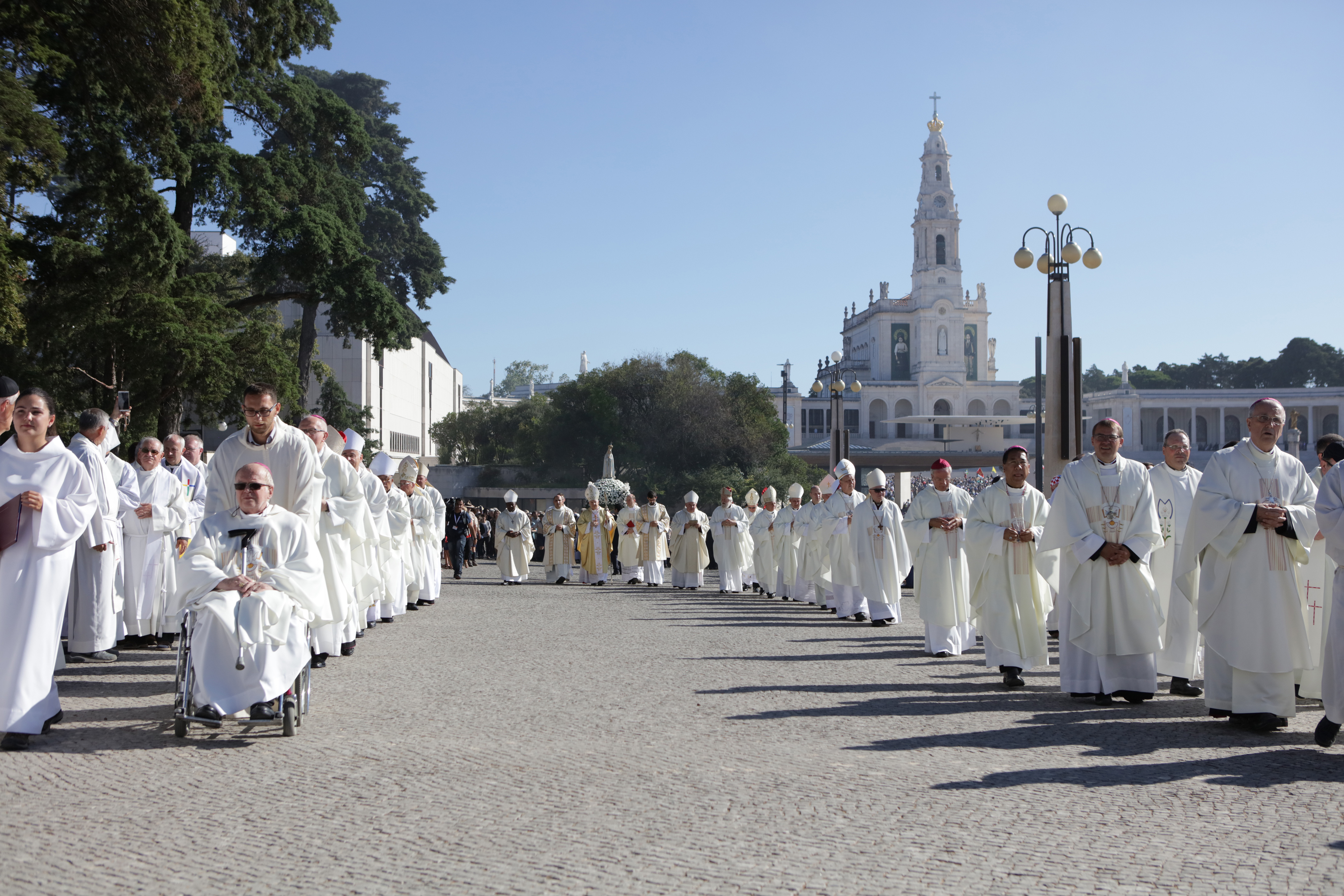 Resultado de imagem para sacerdotes fÃ¡tima