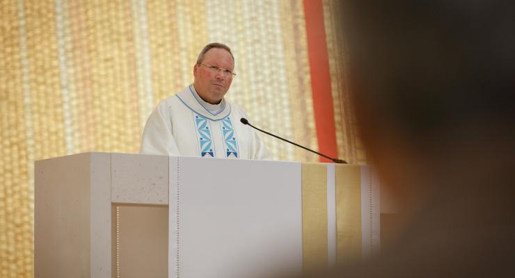 Padre Carlos Cabecinhas considera que “Apesar das dificuldades que cada um sente e tem de gerir, é nestas horas difíceis que é mais importante vencer a indiferença ao sofrimento dos outros”