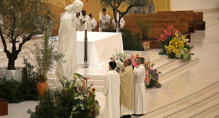 Domingo de Páscoa: “cabe-nos a nós, como Jesus, passar fazendo o bem”