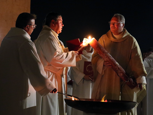 “Proclamemos que Jesus Cristo está vivo para sempre”
