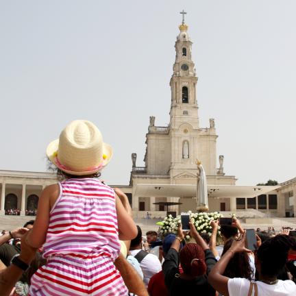 Assembleia dispersa pelo Recinto de Oração refletiu sobre o “Pão Vivo” que é o centro da vida