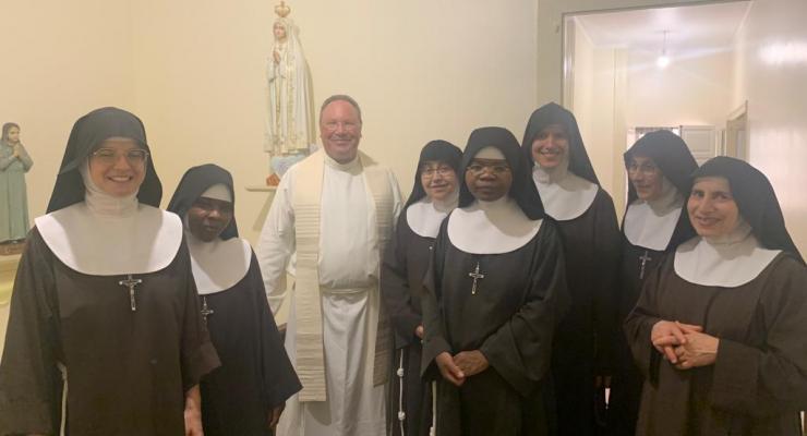 Reitor do Santuário de Fátima procedeu à coroação de uma imagem de Nossa Senhora, no quarto de Santa Jacinta, no Mosteiro do Imaculado Coração de Maria