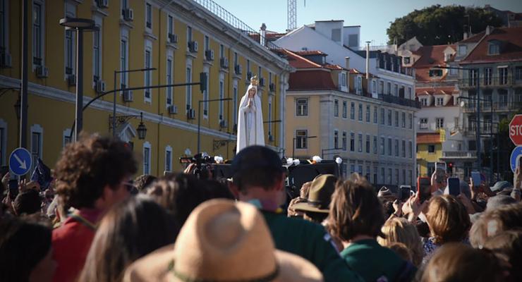 Pilgrim Image of Fatima Arrives in Lisbon
