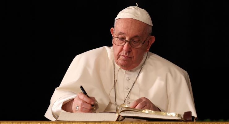 Pope Presents Himself as “Pilgrim of Hope” in Portugal