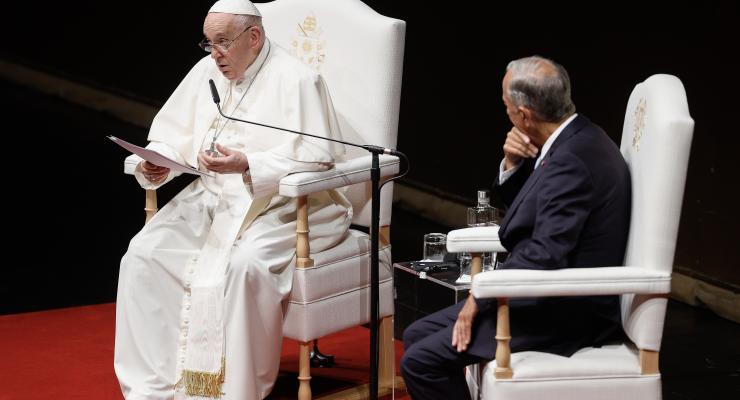 Papa Francisco faz apelo à paz no primeiro discurso em Portugal