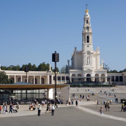 Pellegrini invitati a vivere la santità a partire da Fatima