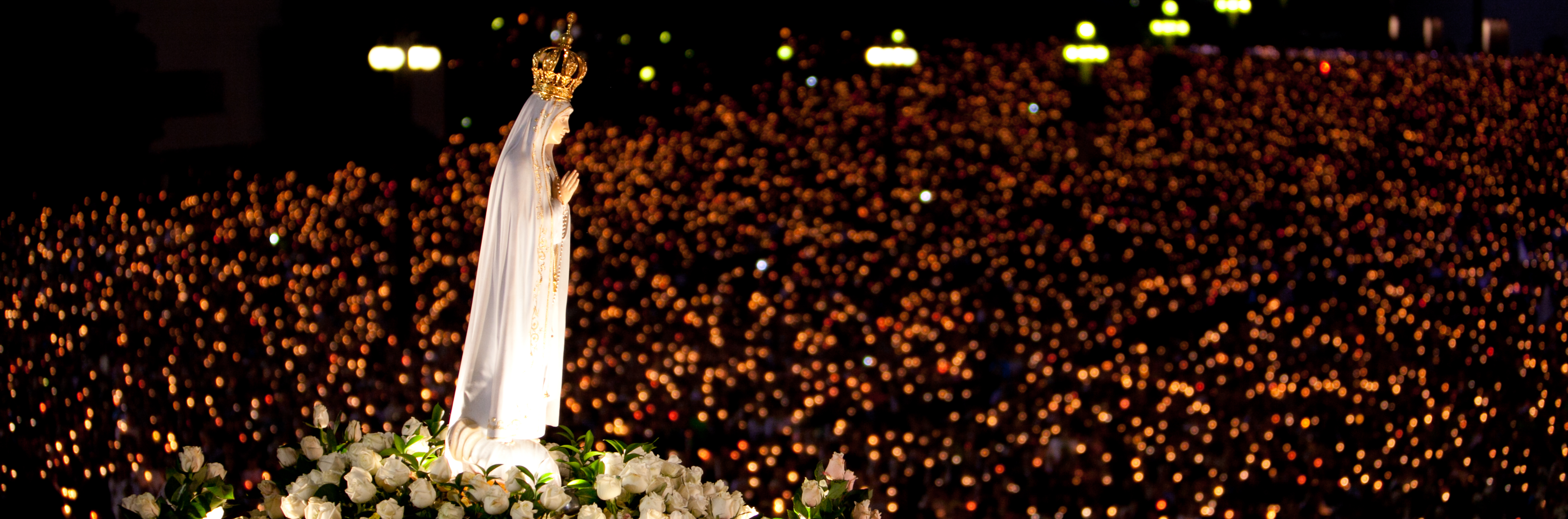 Senhora sobre mar de velas (1).jpg