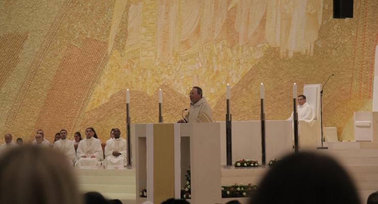 “No presépio contemplamos um Deus que se faz próximo, que vem ao nosso encontro porque tem algo para nos revelar: o Seu amor sem fim”