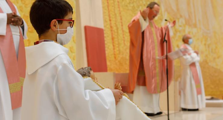 “É isto que nos falta tantas vezes, a alegria de sermos cristãos e o testemunho dessa alegria”, alertou o reitor do Santuário de Fátima