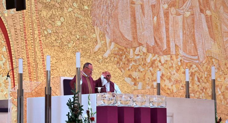 “Preparar o Natal é, como Maria, ponderar no nosso coração, meditar, rezar as consequências e exigências desta presença de Deus, que é sempre surpreendente e perturbadora”