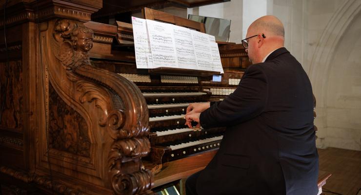 Organista titular da Basílica Papal de São Pedro do Vaticano e organista para as celebrações litúrgicas do Santo Padre tocou na Basílica de Nossa Senhora do Rosário