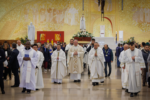 Peregrinação mensal contempla zelo de Nossa Senhora para com Lúcia de Jesus e os que sofrem