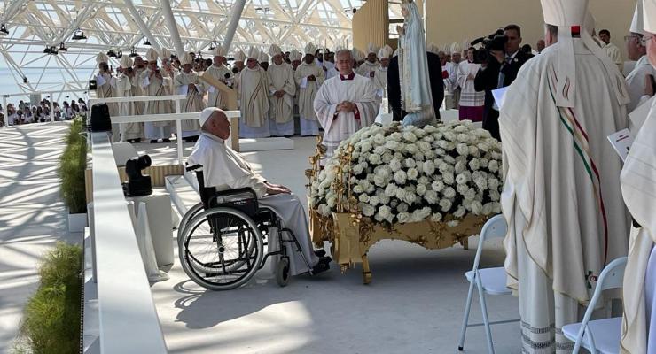 Papa Francisco em oração frente à imagem de Nossa Senhora de Fátima