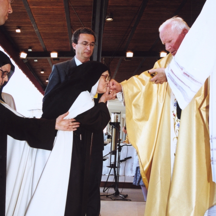 João Paulo II dá a comunhão à Irmã Lúcia