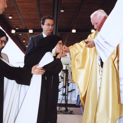 Irmã Lúcia beija o anel do Papa João Paulo II