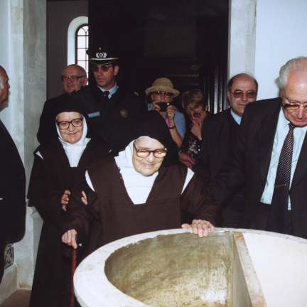 Irmã Lúcia junto à pia baptismal