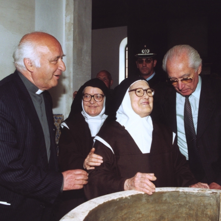 Irmã Lúcia junto da pia baptismal