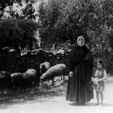 Irmã Lúcia e uma crianças com um rebanho de ovelhas