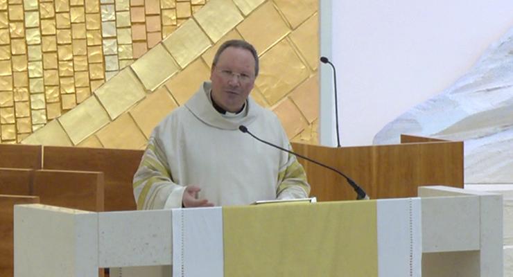 Reitor apresenta o batismo como condição para uma vida de santidade