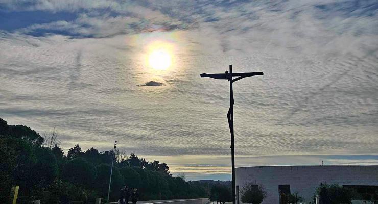 Padre Carlos Cabecinhas considera que “apesar dos sinais sombrios com que se inicia este novo ano Deus não está ausente do nosso mundo e a sua luz continua a iluminar e a romper as trevas e os sinais da sua presença são visíveis”