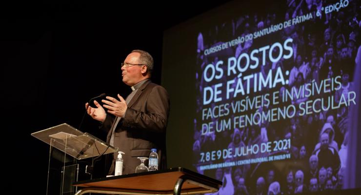 “As procissões são a imagem mais expressiva da veneração a Nossa Senhora de Fátima, pois a procissão permite a proximidade da Imagem aos peregrinos”