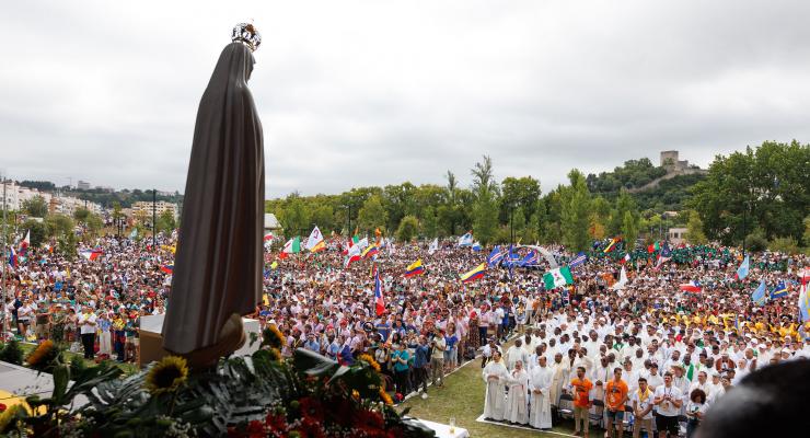 Na partida para a JMJ, jovens quiseram estar junto da Virgem Peregrina de Fátima e das relíquias dos santos Pastorinhos