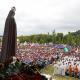 Na partida para a JMJ, jovens quiseram estar junto da Virgem Peregrina de Fátima e das relíquias dos santos Pastorinhos