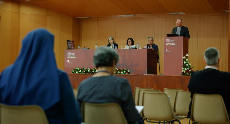 A bênção dos doentes, o serviço de lava-pés e as procissões são marcas da peregrinação a Fátima