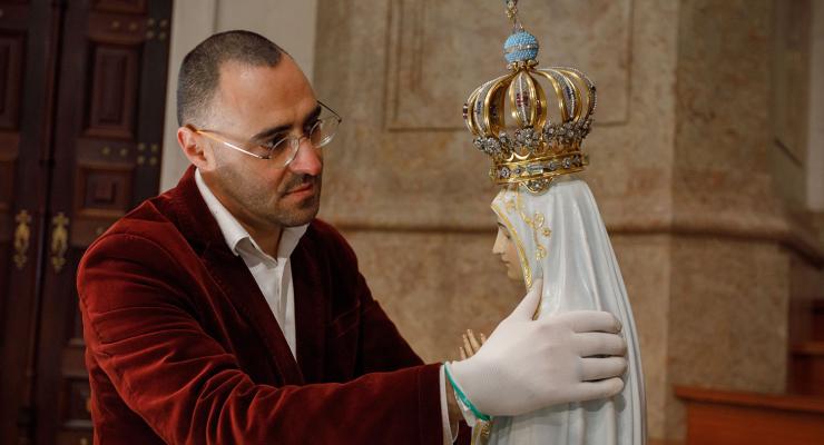 “Todos os dias penso nesta escultura” que “representa a humanidade que está de mãos postas em oração”