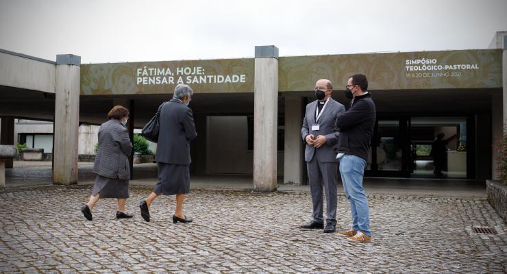 “A santidade dos dois pastorinhos é um dos frutos mais belos da mensagem de Fátima sob a guia do Coração imaculado de Maria e convida-nos a olhar Fátima como escola de santidade na simplicidade do quotidiano”
