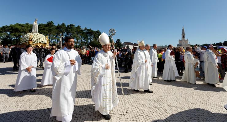 Cardinal Tagle urged pilgrims to "live as Jesus lived", following the example of Mary