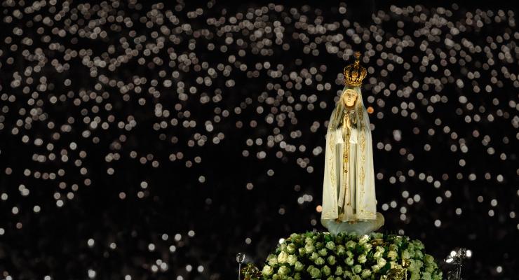 Ein Mantel des Lichtes, das die Welt von Fatima aus durchläuft