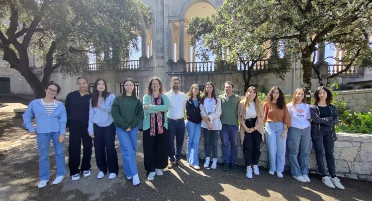 Jovens voluntárias preparam-se para acolher peregrinos idosos na Cova da Iria