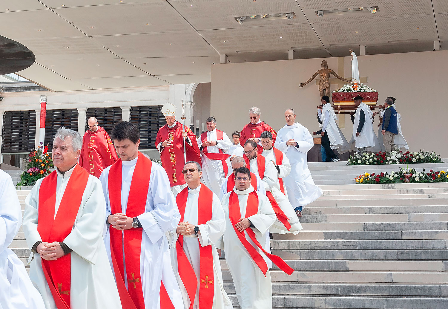 na-solenidade-de-pentecostes-d-angel-fernandez-artemide-louvou-santa-maria-e-o-espirito-santo (1).jpg