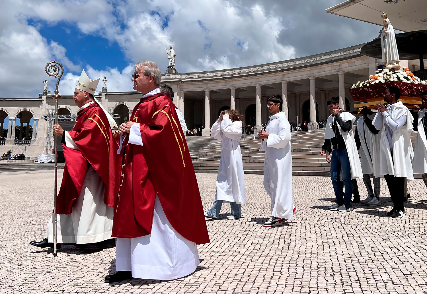 santuario-de-fatima-19demaiode2024-solenidade-pentecostes-d-angel-fernandez-artemide-louvou-santa-maria-e-espirito-santo.jpg