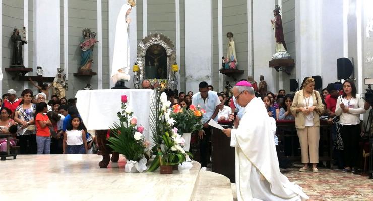 Papa Leão XIV rezou aos pés da Imagem Peregrina de Fátima