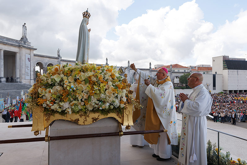 casula-bordado-de-castelo-branco-veste-de-d-rui-valerio-oferecida-por-peregrinos-anonimos-2.jpg