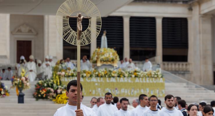 Santuário estreou nova cruz processional que muda consoante o tempo litúrgico