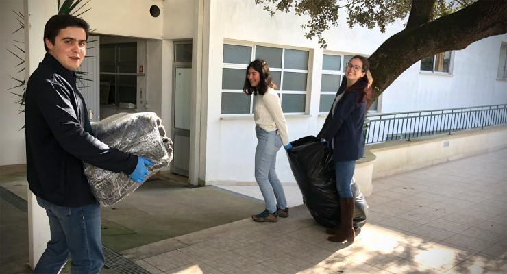 Estudantes do ensino superior foram voluntários por uma tarde na Cova da Iria